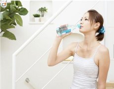 减肥小窍门：喝热水比喝冷水更能达到减肥效果