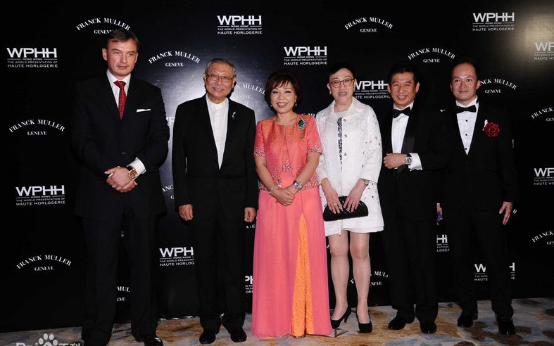 中间穿红裙的女士为朱李月李,亚洲第二富有的女豪.